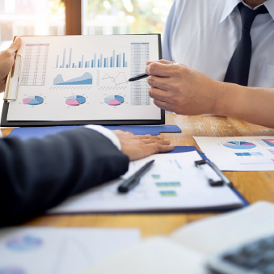Client and financial professional reviewing a retirement income accumulation risk plan.